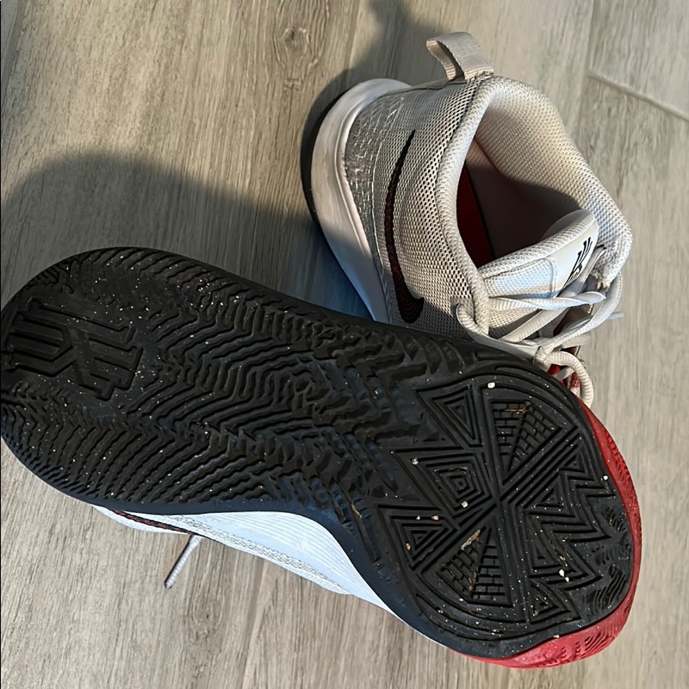 Boys Nike Kyrease sneakers- size 7 - Picture 2 of 4